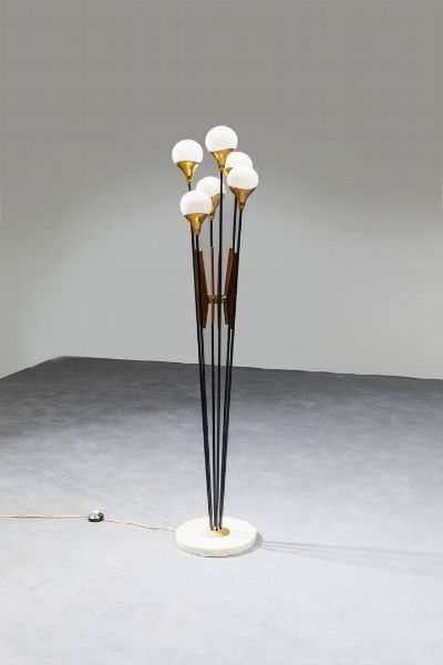 STILNOVO : Lampada da terra in metallo verniciato  particolari in legno e ottone  diffusori in vetro opalino. Anni '50 h cm 154  - Asta Design - Associazione Nazionale - Case d'Asta italiane