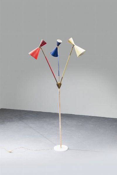 STILNOVO : Lampada da terra in metallo verniciato e ottone  base in marmo. Anni '50 cm 195x80  - Asta Design - Associazione Nazionale - Case d'Asta italiane