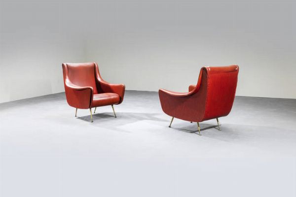 PRODUZIONE ITALIANA : Coppia di poltrone con imbottitura rivestita in vinilpelle  gambe in ottone. Anni '50 cm 83x77x78  - Asta Design - Associazione Nazionale - Case d'Asta italiane
