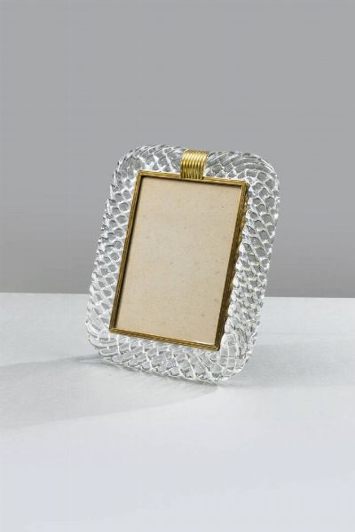 SEGUSO VETRI D'ARTE : Portafoto in vetro lavorato a torchon  particolari in ottone. Firmata sul sostegno Anni '50 cm 33x28x3  - Asta Design - Associazione Nazionale - Case d'Asta italiane