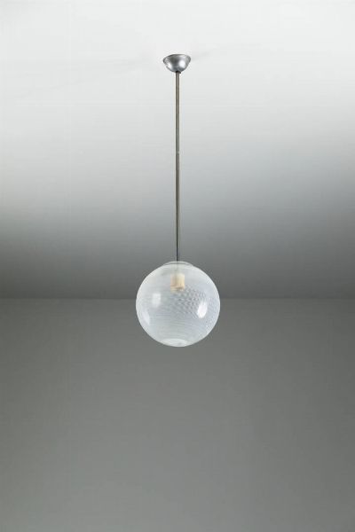 VENINI : Lampada a sospensione con struttura in metallo e diffusore in vetro soffiato trasparente con fili a mezza filigrana. Anni '60 h cm 70  - Asta Design - Associazione Nazionale - Case d'Asta italiane