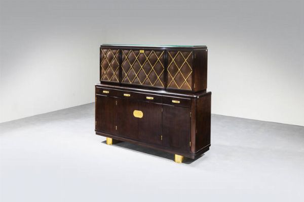 PRODUZIONE ITALIANA : Mobile bar in legno di mogano  parte superiore con ante in pelle e griglia in ottone  maniglie in ottone. Anni '50 cm 146x166x46  - Asta Design - Associazione Nazionale - Case d'Asta italiane