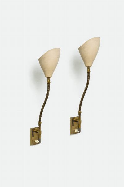 ARREDOLUCE : Coppia di appliques in ottone lucido  struttura a molla  diffusori in lamiera verniciata. Anni '50 h. cm 46 Bibl.: A. Pansera  A. Padoan  A. Palmaghini  Arredoluce. Catalogo ragionato 1943-1987  Silvana 2018  pag. 2081 (modello simile)  - Asta Design - Associazione Nazionale - Case d'Asta italiane