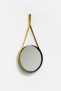 PRODUZIONE ITALIANA - Specchiera in metallo verniciato  bordo e attacco a muro in cuoio  particolari in ottone. Anni '60 diam cm 42