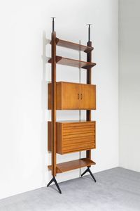 PRODUZIONE ITALIANA - Libreria cielo-terra con struttura in legno  fronte con cassettiera e mobile a due ante. Anni '60 cm 310x80x40