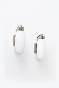 STILNOVO - Coppia di appliques in metallo cromato  diffusori in vetro satinato. Marchio del Produttore Anni '60 h cm 40