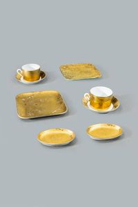 PIERO FORNASETTI Milano 1913 - 1988 - Due tazze e quattro piatti della Collezione Grande Antico