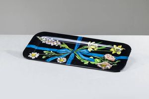 PIERO FORNASETTI Milano 1913 - 1988 - Vassoio della serie Nastro con fiori