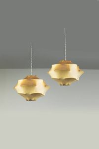 PRODUZIONE ITALIANA - Coppia di lampade a sospensione in tondino metallico verniciato rivestito in tessuto Cocoon. Anni '60 h cm 48