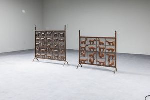 ATELIER MAROLLES - Coppia di parascintille in ferro battuto con decorazioni di figure animali stilizzate. Anni '60 rispettivamente  [..]