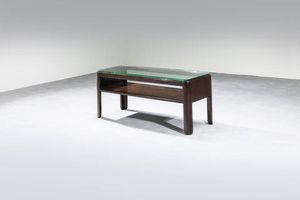 PRODUZIONE ITALIANA - Tavolino con piano inferiore in legno  piano superiore in vetro di forte spessore. Anni '50 cm 50x122x46