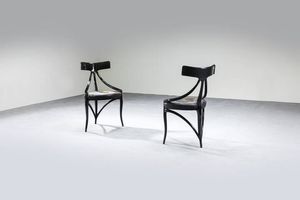 BRUNATI / MENDINI - Coppia di sedie in legno ebanizzato  seduta in pelle. Un modello simile  stato presentato al Concorso Nazionale  [..]