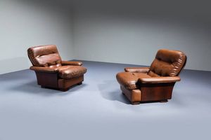 PRODUZIONE ITALIANA - Coppia di poltrone con scocca in legno curvato  cuscini imbottiti rivestiti in pelle. Anni '60 cm 80x94x88