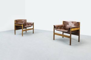 TITO AGNOLI - Coppia di poltrone con struttura in legno  sedute e schienali imbottiti rivestiti in cuoio. Anni '50 Prod. La  [..]