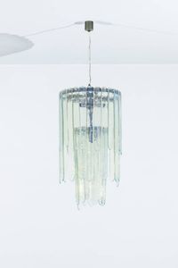 CARLO NASON - Lampadario con struttura in metallo e elementi pendenti in vetro iridescente. Prod. Mazzega anni '60 diffusore  [..]