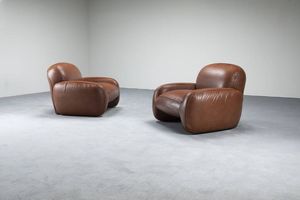 PRODUZIONE ITALIANA - Coppia di poltrone con struttura interamente rivestita in pelle. Anni '70 cm 73x85x90