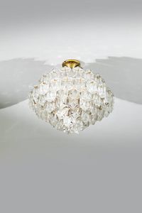 RUPERT NIKOLL - Lampadario con struttura in ottone  elementi in vetro prismatico. Anni '70 h cm 43