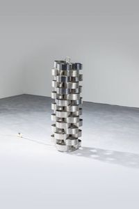 PRODUZIONE ITALIANA - Lampada da terra in metallo lucido e metallo lavorato. Anni '70 h cm 102