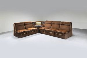 PRODUZIONE ITALIANA - Divano con imbottitura rivetita in tessuto  elemento angolare con radio annessa. Anni '60 cm