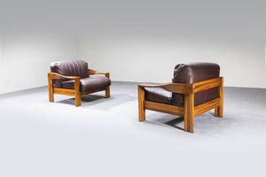 MOBILGIRGI - Coppia di poltrone con struttura in legno  cuscini imbottiti rivestiti in pelle. Anni '70 cm 75x205x95