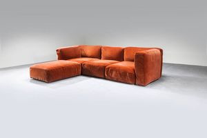 CASSINA - Divano modulare con imbottitura rivestita in tessuto. Anni '70 Etichetta del Produttore. cm 70x260x97 pouff lung.  [..]
