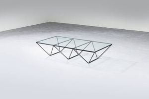 PRODUZIONE ITALIANA - Tavolino con struttura in tubolare di metallo verniciato  piano in vetro. Anni '70 cm 26x120x60