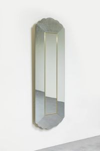 PRODUZIONE ITALIANA - Specchiera in vetro specchiato  particolari in ottone. Anni '70 cm 154x53 5