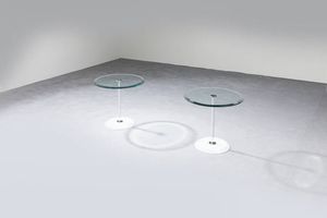 PRODUZIONE ITALIANA - Coppia di tavolini con base in marmo bianco di Carrara stelo in metallo cromato e piani in vetro molato. Anni  [..]
