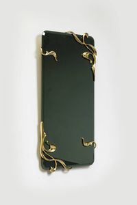 PRODUZIONE ITALIANA - Specchiera in vetro fum e particolari in ottone. Anni '80 cm 106x53