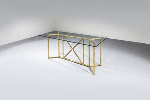 PRODUZIONE ITALIANA - Tavolo con struttura in ottone  piano in vetro. Anni '70 cm 76x181x90