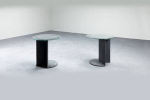 PRODUZIONE ITALIANA - Coppia di tavolini con struttura in legno laccato e piani in vetro.  Anni '70  cm 58x60