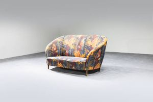 PRODUZIONE ITALIANA - Divano con imbottitura rivestita in tessuto  piedi conici in legno. Anni '50 cm 74x146x82