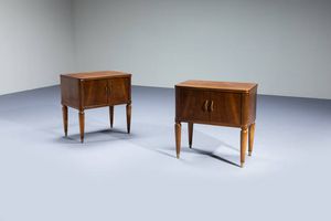 PRODUZIONE ITALIANA - Coppia di comodini in legno di noce  puntali in ottone. Anni '50 cm 55 5x54x34