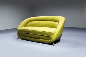 I.S.A - Divano con imbottitura rivestita in tessuto  gambe in ottone. Anni '50 cm 70x145x66