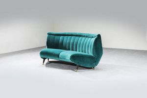 GUGLIELMO VERONESI - Divano curvo con imbottitura rivestita in velluto  gambe in legno con terminali in ottone. Anni '50 cm 96x180x [..]