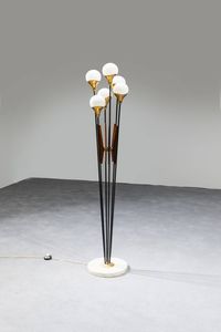 STILNOVO - Lampada da terra in metallo verniciato  particolari in legno e ottone  diffusori in vetro opalino. Anni '50 h  [..]