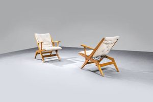 PRODUZIONE ITALIANA - Coppia di poltrone con struttura in legno  cuscini imbottiti rivestiti in vinilpelle. Anni '50 cm 77x61x85