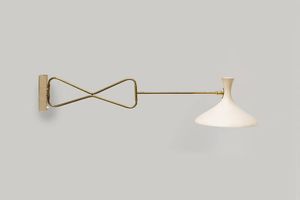 PRODUZIONE AUSTRIACA - Applique con struttura in ottone  diffusore in metallo verniciato. Anni '50 cm 120x31 5