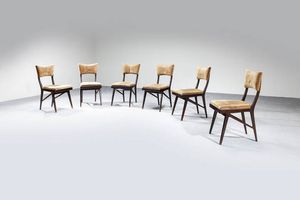 PRODUZIONE ITALIANA - Sei sedie con struttura in legno  sedute e schienali imbottiti rivestiti in velluto. Anni '50 cm 86x41x43