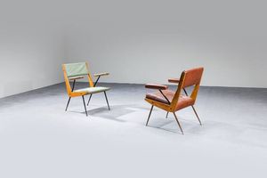 PRODUZIONE ITALIANA - Coppia di poltroncine con struttura in legno  imbottitura rivestita in vinilpelle. Anni '50 cm 77x60x60