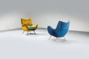 PRODUZIONE ITALIANA - Coppia di poltrone con imbottitura rivestita in velluto  gambe in ottone. Anni '50 cm 84x78x84