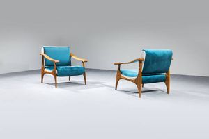 PRODUZIONE ITALIANA - Coppia di polrone con struttura in legno  cuscini imbottiti rivestiti in  velluto. Anni '50 cm 77x63x68