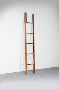 PRODUZIONE ITALIANA - Scala in legno trasformabile in colonna  gradini  ricoperti di skai  particolari in ottone. Anni '70 cm 188x34