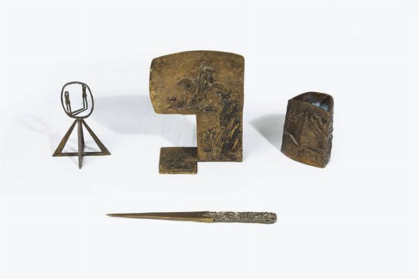 SET DA SCRIVANIA : composto da:  -portapenne h 11.5 -fermalibri  h 21  -tagliacarte 26.5 -piccola scultura decorativa in bronzo dorato h 14  - Asta  Dipinti, argenti e antiquariato - Associazione Nazionale - Case d'Asta italiane