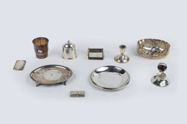 LOTTO DI DIECI OGGETTI IN ARGENTO : Peso netto gr 1318.9 Composto da: 1 - ciotola ovale con bordo sagomato. Peso gr 214 9  1 - bicchiere firmato San Lorenzo. Peso gr 173 2 1 - piccolo piatto in argento 925/1000  firmato Cassetti. Diam cm 19. Peso gr 224 2 1 - piccola zuccheriera. Peso gr 196 1 - borsetta firmata Hermes. Peso gr 57 7 1 - lingotto in argento 999/1000. Peso gr 250 1 -piccolo calamaio. Peso gr 202 9 1 - piccola bugia con base in resina e plastica. Peso lordo gr160 2 - 1 porta post-it con struttura in legno e bordi in argento 925/1000. Peso lordo gr 119 9 1 -piccolo vassoio poggiante su quattro piedini con bordo in argento e base non in argento. Peso lordo gr 249  - Asta  Dipinti, argenti e antiquariato - Associazione Nazionale - Case d'Asta italiane