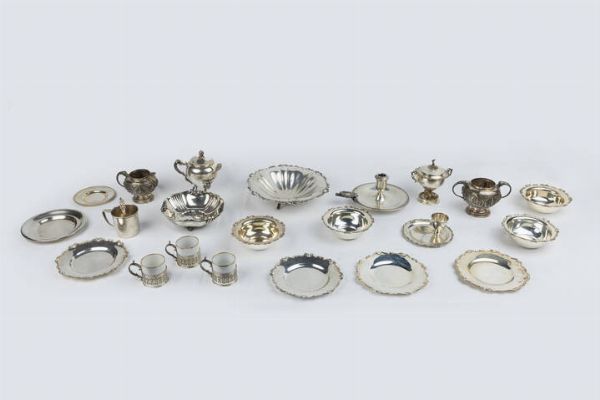 LOTTO DI VENTUNO OGGETTI IN ARGENTO : Peso complessivo gr 2834 4 composto da: -4 piattini con bordo mosso. Peso gr 495 2 -1 alzata rotonda con bordo mosso. Peso gr 189 3 -3 tazzine traforate con parte intern ain porcellana. Peso gr 183 6 -2 bugie di varie forme e misure. Peso gr 284 1 -4 ciotole con bordo mosso. Peso gr 476 3 -2 piattini di varie misure. Peso gr 136 3 -1 bicchiere. Peso gr 84 7 -1 cucchiaio. Peso gr 13 2 -2 zuccheriere. Peso gr 412 8 -1 ciotola. 159 8 -2 elementi di servizio: lattiera e zuccheriera con decori con divinit indiane. Peso gr 399 1  - Asta  Dipinti, argenti e antiquariato - Associazione Nazionale - Case d'Asta italiane