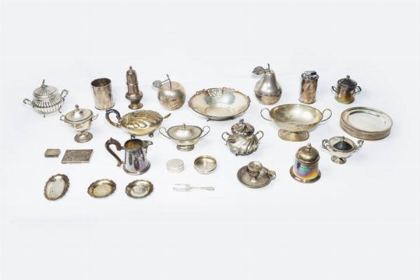 LOTTO DI 37 OGGETTI IN ARGENTO : Peso gr 4462 8 composto da: -1 vaso a forma di mela  parte interna in vetro. Peso lordo gr 310 8 -2 portapastiglie di varie forme e misure. peso gr 52 2 -1 piccolo vassoio. Peso gr 12 -1 tappo. Peso gr 22 6 -1 tabacchiera. Peso gr79 8 -1alzata. Peso gr 205 -2 piattini piccoli. Peso gr 15 5 -1 zuccheriera piccola. Peso gr 157.4 -12 piattini con bordo decorato a palmetta. Peso gr 1389 3 -1 centrotavola ovale con manici. Peso gr 256 5 -1 bugia. Peso gr 73 8 -1accendino con parte superiore non in argento. Peso netto 133 8 -1 portapenne. Peso gr 155 2 -1vaso a forma di pera. Peso gr 153 4 -1 pepiera. Peso gr162 7 -6 zuccheriere di varie forme e misure. Peso gr 183 1-304 2-136 1- 126 6-164 2  174 6 -1 formaggiera con cucchiaino. Peso gr315 4 -1 cucchiaino da zucchero. Peso gr 11 8 -1lattiera con manico in legno. Peso gr 177 5  - Asta  Dipinti, argenti e antiquariato - Associazione Nazionale - Case d'Asta italiane