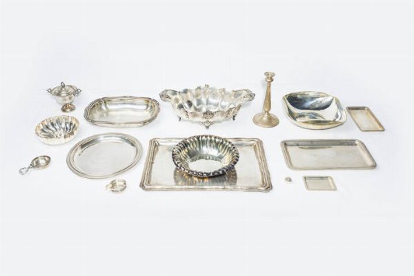 LOTTO DI QUINDICI OGGETTI IN ARGENTO : Peso gr 4452 8 composto da:  -1 ciotola di forma ovale. Peso gr 480 9 -1 vassoio medio rettangolare. Peso gr 394 8 -1 alzata. Peso gr 726 9 -1 ciotolina costolonata. Peso gr 189 4 -2 piccoli vassoi rettangolari di diversa misura. Peso gr 150 3 -1 zuccheriera. Peso gr 160 -1 candeliere. Peso gr 259 6 -1 posacenere piccolo. Peso gr 26 -1 colino per il the. Peso gr 26 8 -1ciotola quadrata bombata. Peso gr 383 6 -1piatto. Peso gr 316 -1vassoio rettangolare. peso gr 1068 7 -1 ciotola e 1 porta pillole. Peso gr 269 8  - Asta  Dipinti, argenti e antiquariato - Associazione Nazionale - Case d'Asta italiane