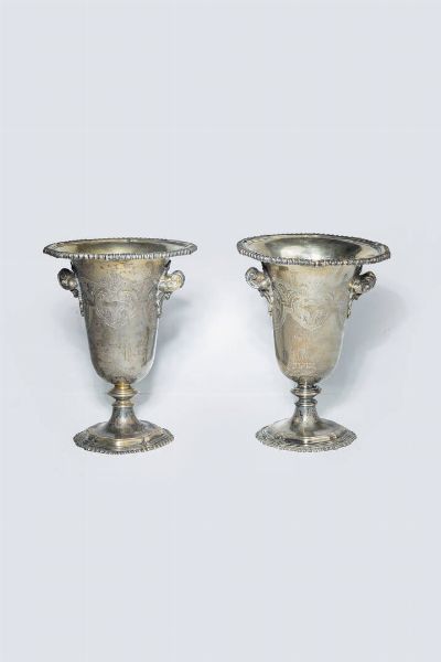 COPPIA DI VASI IN ARGENTO : H cm 26 Peso gr 1539  2 e 1526 7 citt di Mosca  84 Zolotnik  anno 1778. argentiere non specificato. Corpo inciso con decori vegetali; prese a volute; bocca  e base con bordo sagomato e decorato a baccelli.  - Asta  Dipinti, argenti e antiquariato - Associazione Nazionale - Case d'Asta italiane