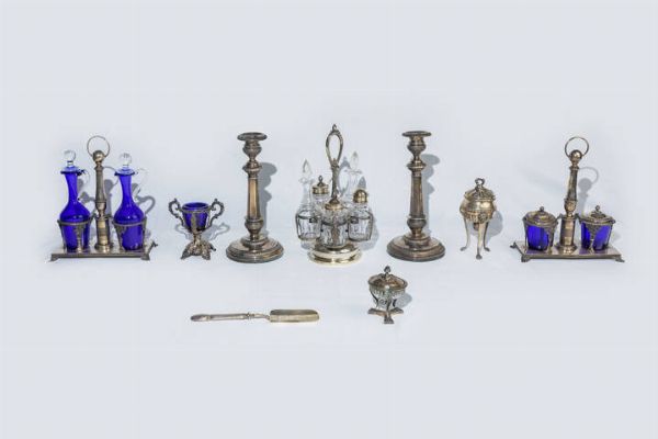 LOTTO DI NOVE OGGETTI IN ARGENTO : composto da: -1 coppia di candelieri  citt di Torino  punzone mauriziano in vigore dal 1824  argentiere non identificato . Peso lordo gr 894 7 e938 7 -1 vaso pogginate su tre gambe leonine; punzone testa di donna. Peso gr. 171 5 -1 paletta con testa della Minerva. Peso gr 82 9 -1 acetiera ed oliera  recante punzoni non identificati. Set di bottiglie in vetro. Peso gr 571 3 -1acetiera ed oliera  punzone maurizianoin vigore dal 1824  punzone dell'ufficio del marchio di Novara  argentiere Isacco Muggia (1848 circa). Corredata di bottiglie in vetro blu.Peso gr 293 2 -1 mostardiera  punzone maurizianoin vigore dal 1824  punzone dell'ufficio del marchio di Novara  argentiere Isacco Muggia (1848 circa). Corredata di bottiglie in vetro blu.Peso gr 335 8 -1 vaso con coperchio (cerniera rotta) con vetro blu. Punzone di garanzia in vigore in Francia dal 1838  titolo 950 (sul coperchio); punzone non identificato sul corpo dell'oggetto. Peso gr 150 2 -1 tripode con vaso in cristallo (rottura)  recante punzone dell'argentiere F-B. Peso lordo gr 121  - Asta  Dipinti, argenti e antiquariato - Associazione Nazionale - Case d'Asta italiane